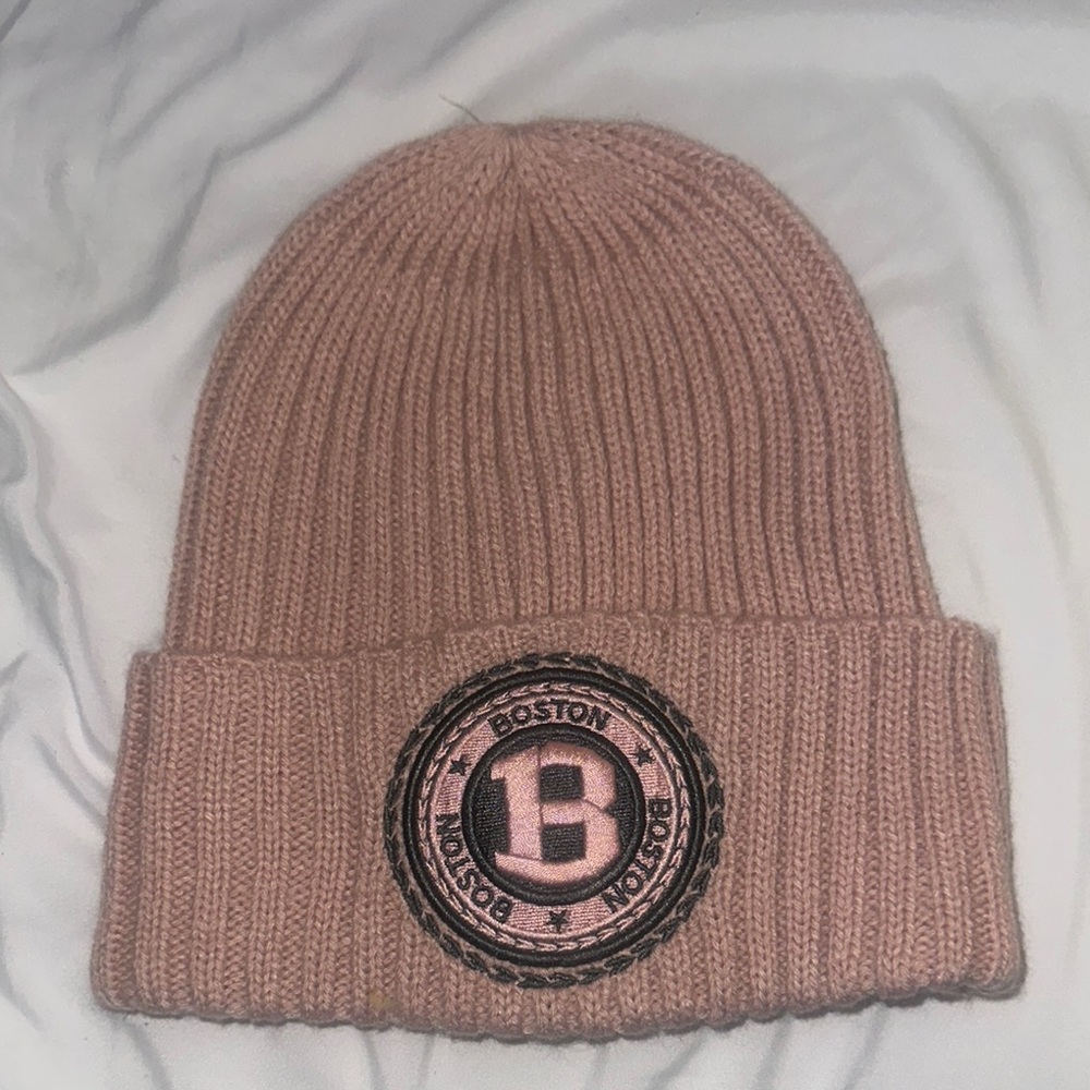Robin Ruth Boston embroidered patch beanie soft pink 🌸